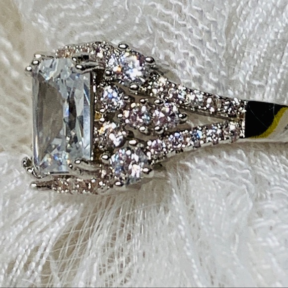 🌟RAVE REVIEWS-RESTOCK🌟| 2 CT White Sapphire Ring - Picture 2 of 8